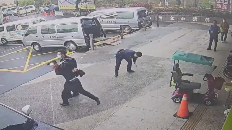 警方將蕭男帶回派出所偵辦。民眾提供