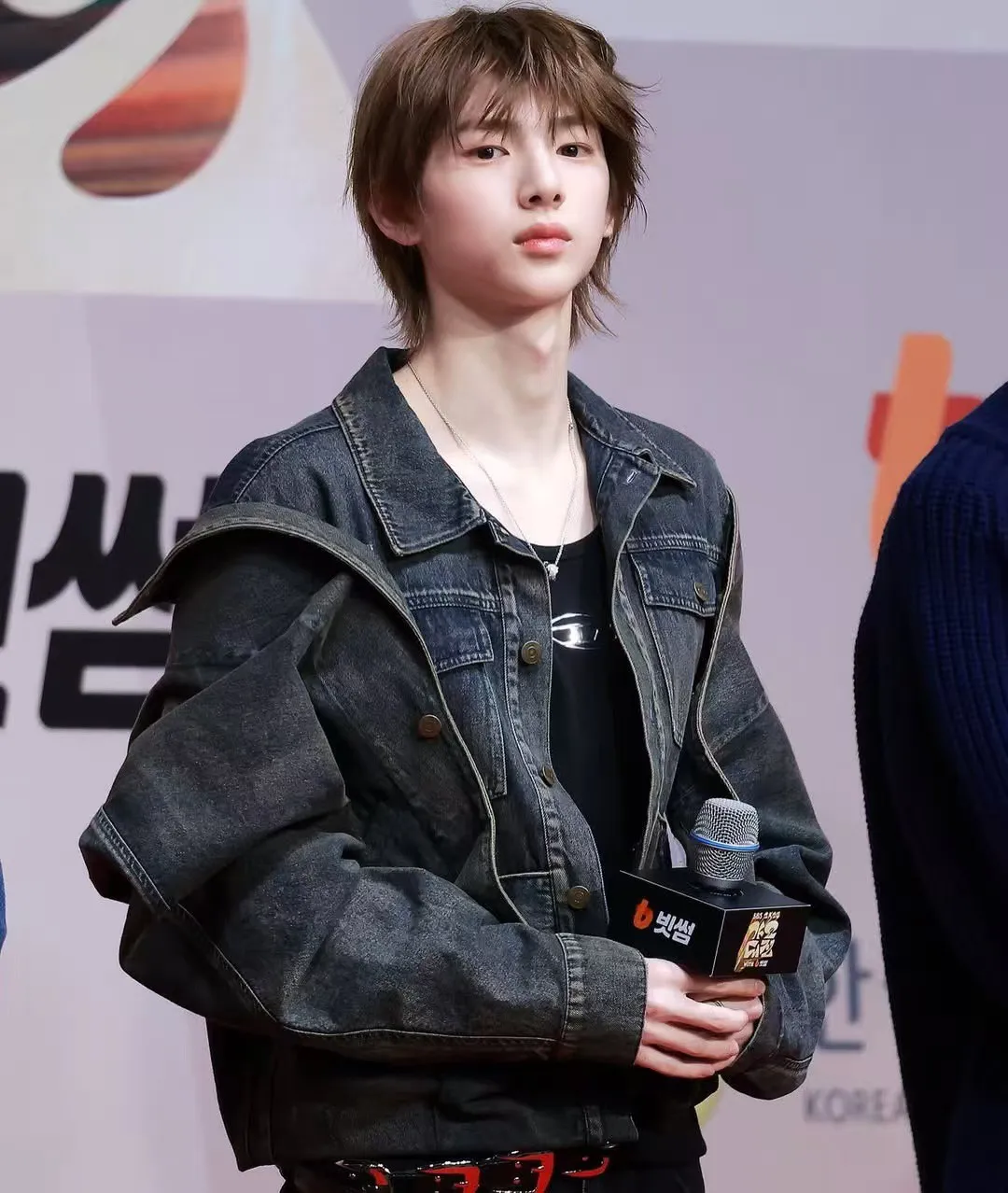 CORTIS成员金主训以DIESEL坦克背心配上丹宁外套，展现美式街头风格。翻摄cortisbighit IG