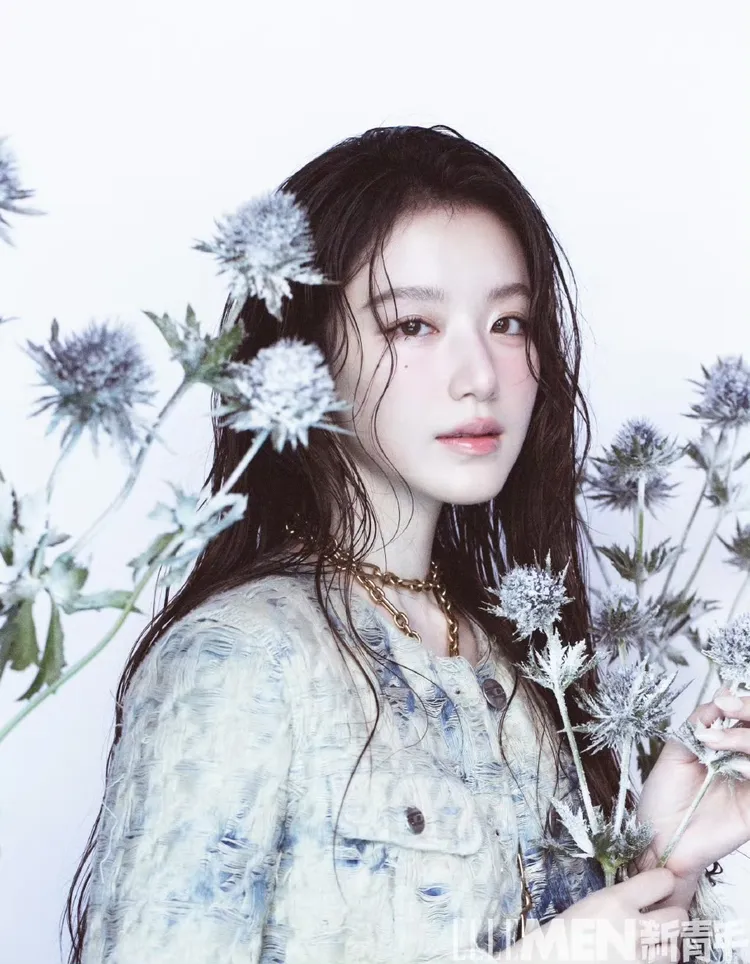 舒華換上DIESEL刷色千鳥紋丹寧外套，上半身畫面充滿朦朧氛圍感，。翻攝《ELLEMEN睿士新青年》微博