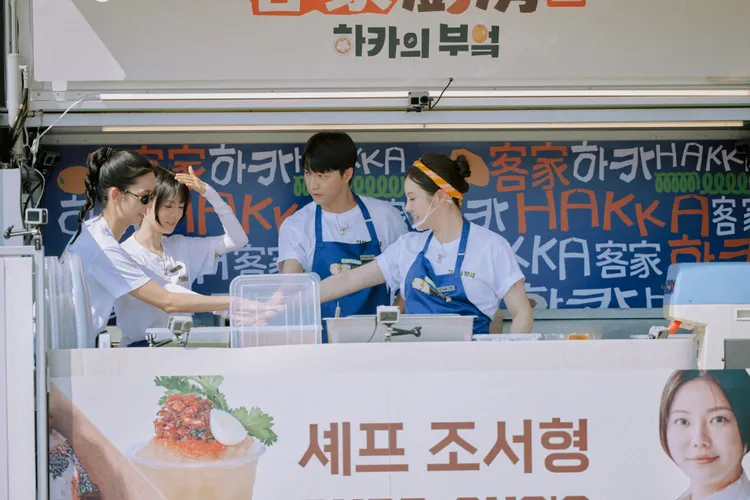 陳庭妮（左起）、珪斌、江宏恩、趙序衡販售各自設計的客家餐車料理，進行「限量 100 人份」銷量競賽。客家電視台提供