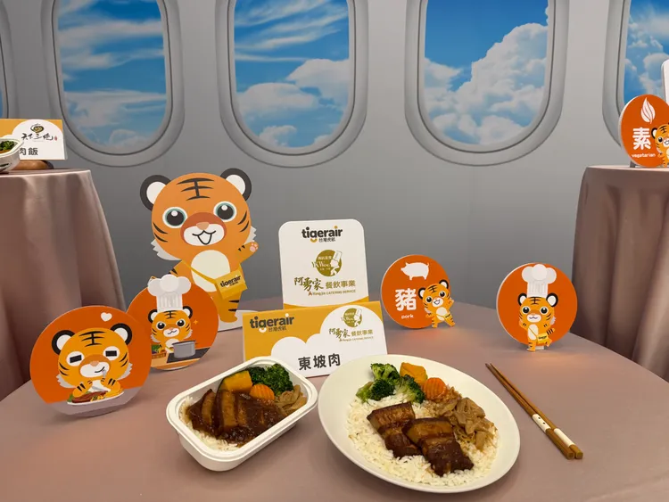 虎航將陸續推出全新機上餐，包含3月底將推出佛光上滴水坊「如意翡翠功夫腿飯」。莊偉祺攝
