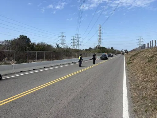 彰化74歲翁騎機車不明原因倒地　遭大貨車輾過慘死