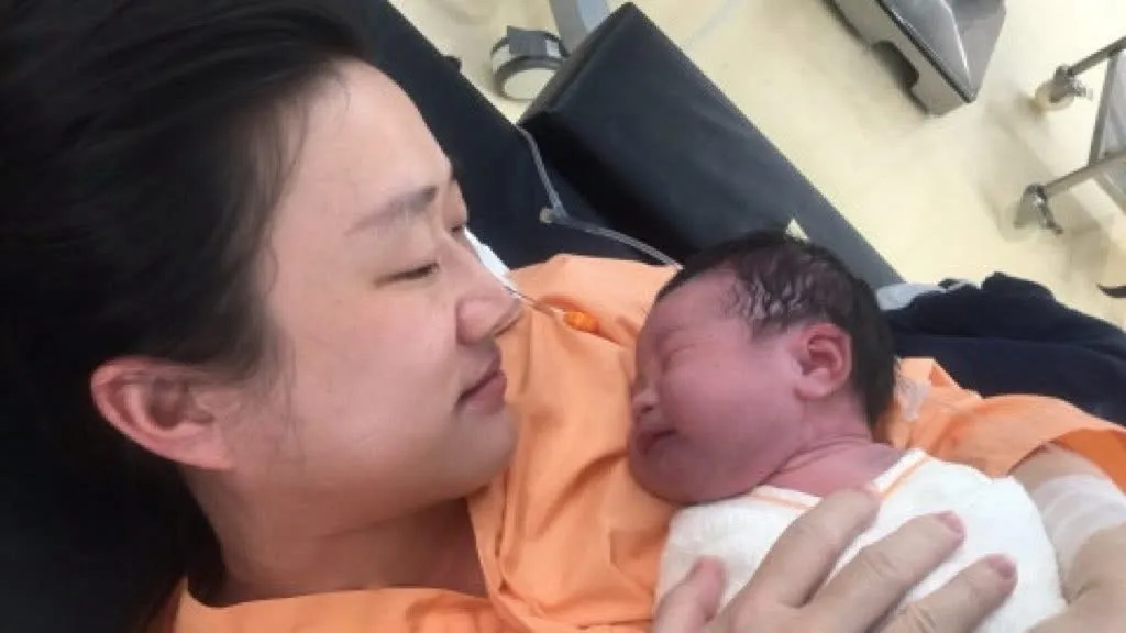 嚴爵老婆開心抱著剛出生女兒。摘自臉書