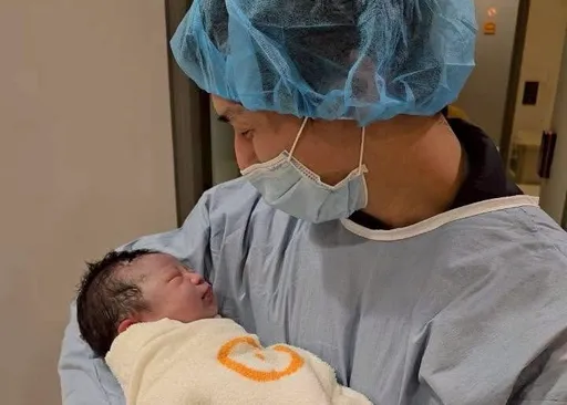 恭喜！嚴爵當爸了　寶貝女兒名字超有愛