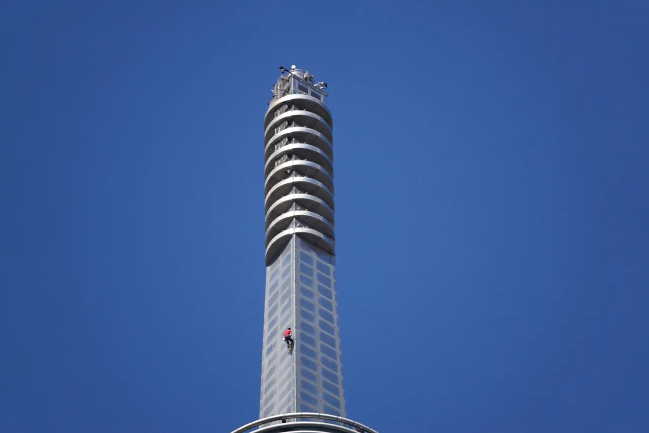 攀岩名將霍諾德徒手無繩91分鐘征服台北101。莊宗達攝