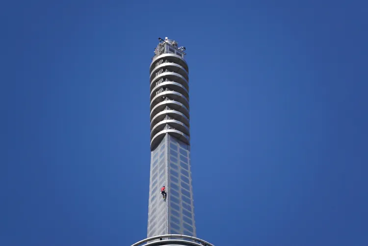 攀岩名將霍諾德徒手無繩91分鐘征服台北101。莊宗達攝