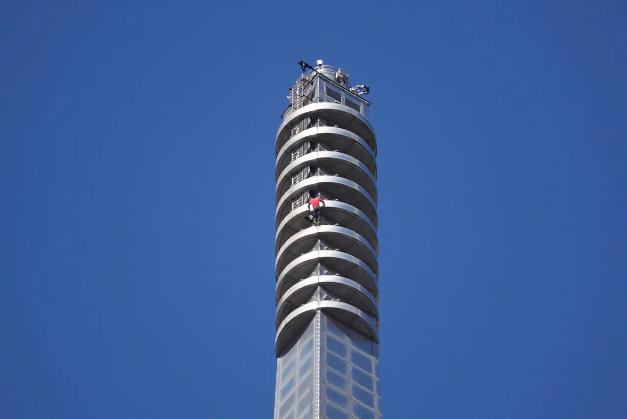 攀岩名將霍諾德徒手無繩91分鐘征服台北101。莊宗達攝