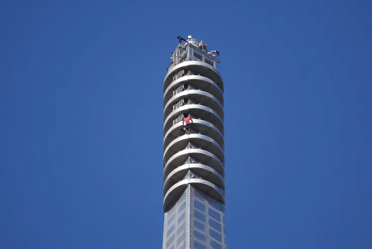 攀岩名將霍諾德徒手無繩91分鐘征服台北101。莊宗達攝