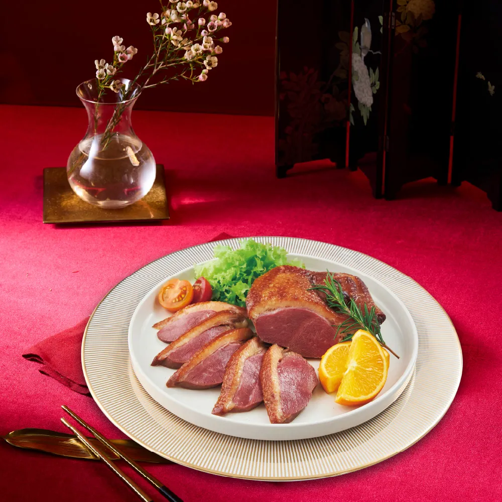 王品严选人气最旺年菜「顶级桃木熏鸭胸」，曾获「风味绝佳奖章」最高荣誉3星等级肯定，成为上万家庭的年夜餐桌首选。王品集团提供