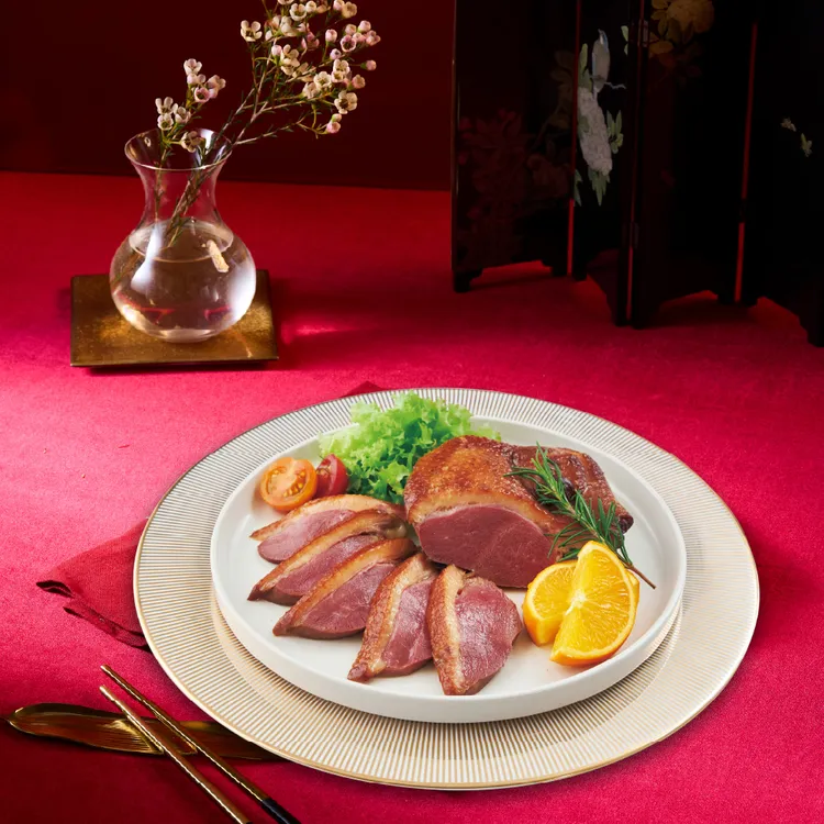 王品嚴選人氣最旺年菜「頂級桃木燻鴨胸」，曾獲「風味絕佳獎章」最高榮譽3星等級肯定，成為上萬家庭的年夜餐桌首選。王品集團提供