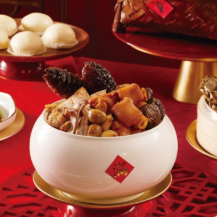 「福滿烏參佛跳牆」，選用上等烏參、珠貝，搭配豬腳、排骨酥等，復熱後就可品嘗濃稠滑順湯頭，累計銷售金額也突破500萬元，深受消費者好評。王品集團提供