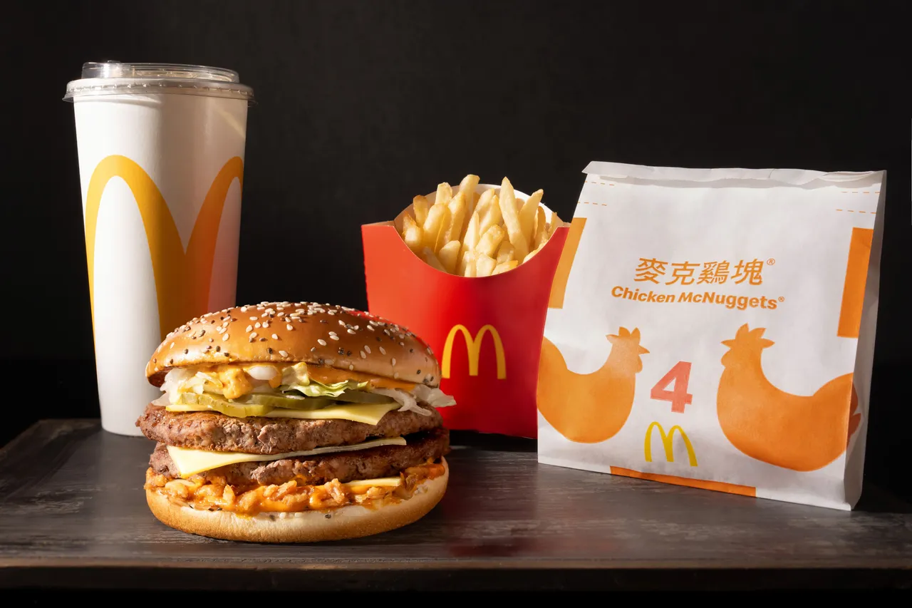 期间购买「Big Arch霸牛堡」任一套餐，加码送4块麦克鸡块。麦当劳提供
