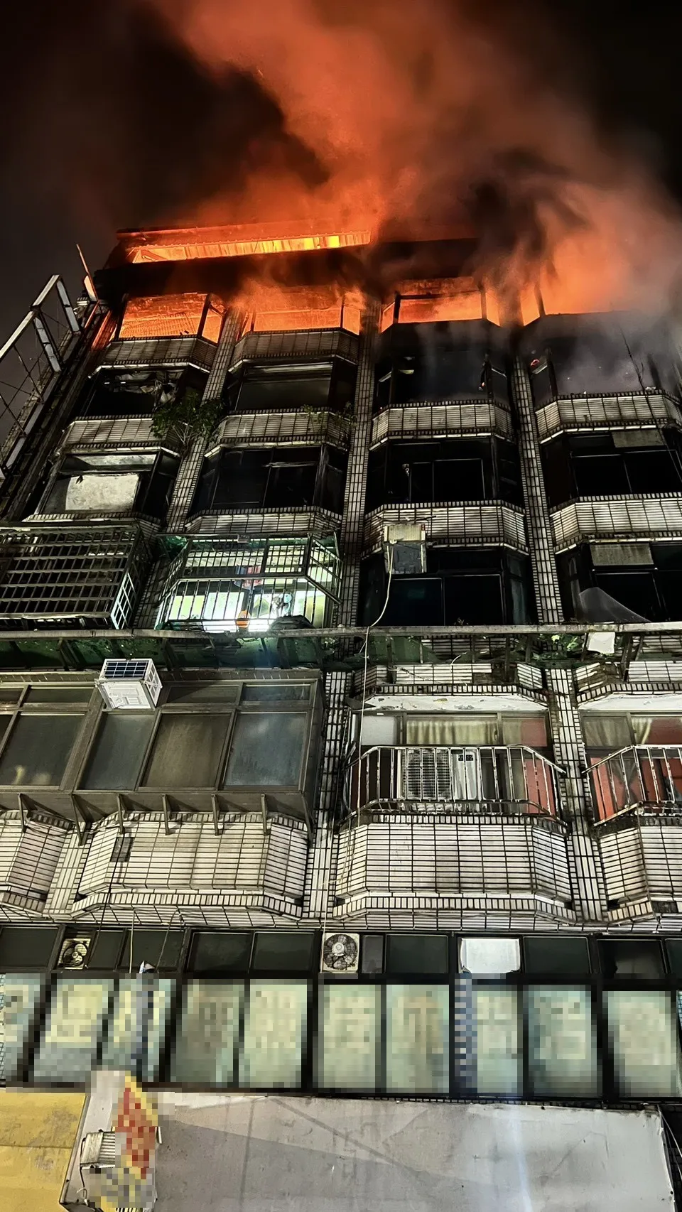 女子6樓燒垃圾引發火勢，所幸無人傷亡。翻攝畫面