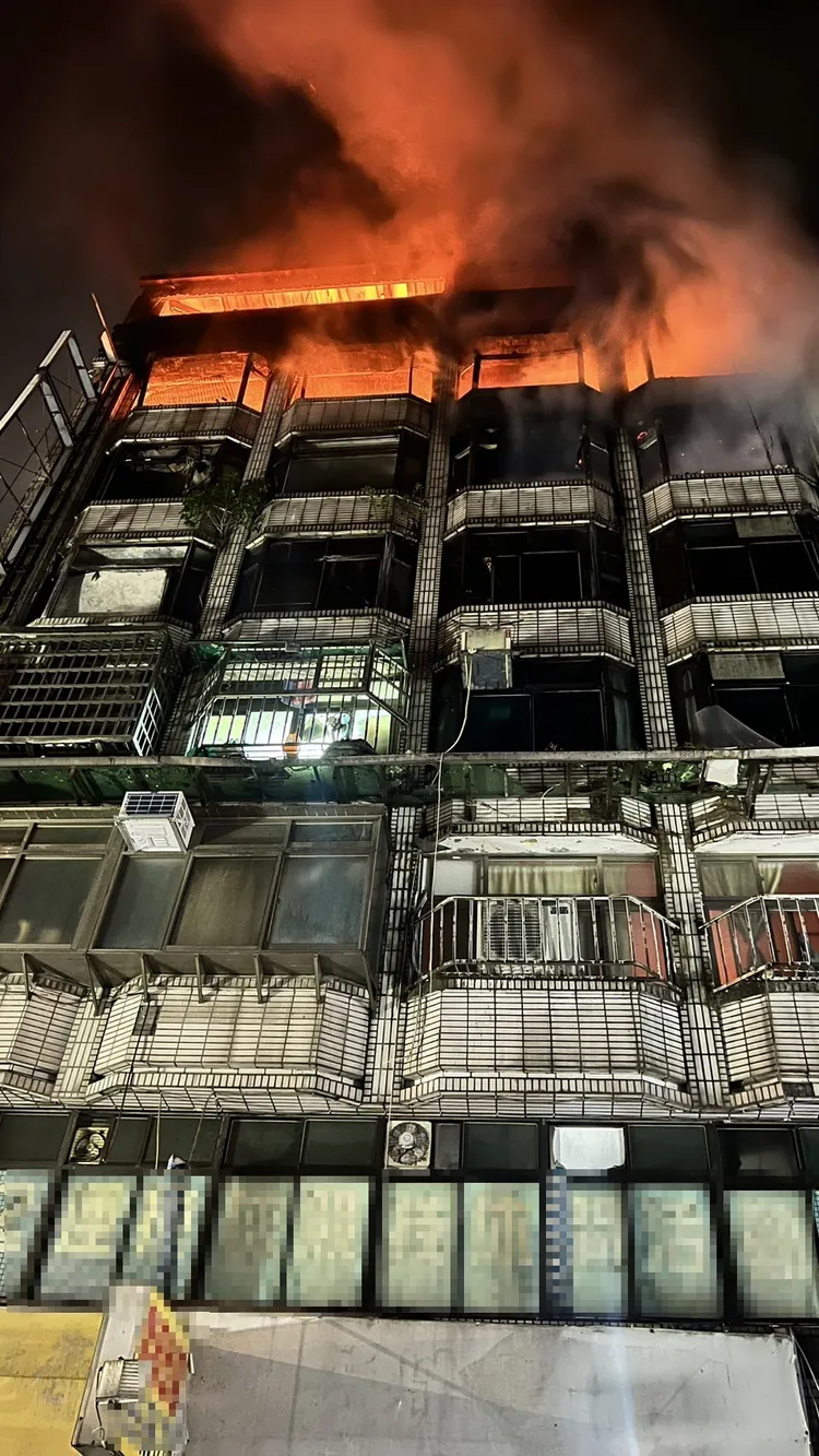 女子6樓燒垃圾引發火勢，所幸無人傷亡。翻攝畫面