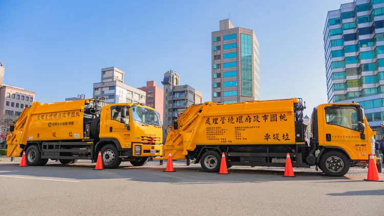 由桃園市海雁國際同濟會暨日月光中壢廠捐贈的2輛垃圾車。桃園市府提供