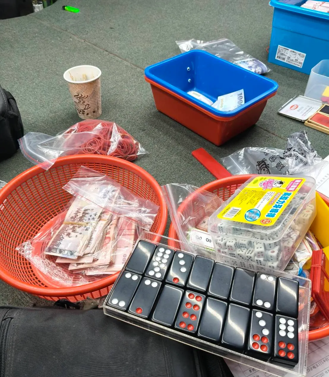 查扣的賭具和賭資。大溪警分局提供