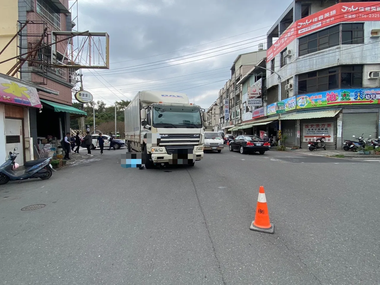 刘姓大货车驾驶没有酒驾，疑似视线死角撞死6旬女骑士，后续依过失致死罪送办。民众提供