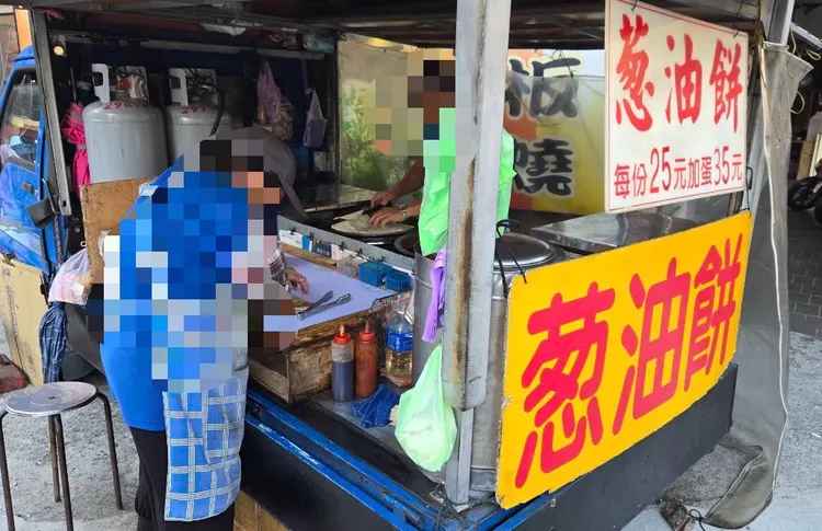 老夫婦於三重經營小貨車蔥油餅數十年，價格實惠好評不斷，勤懇工作卻養出孽兒。翻攝自google map