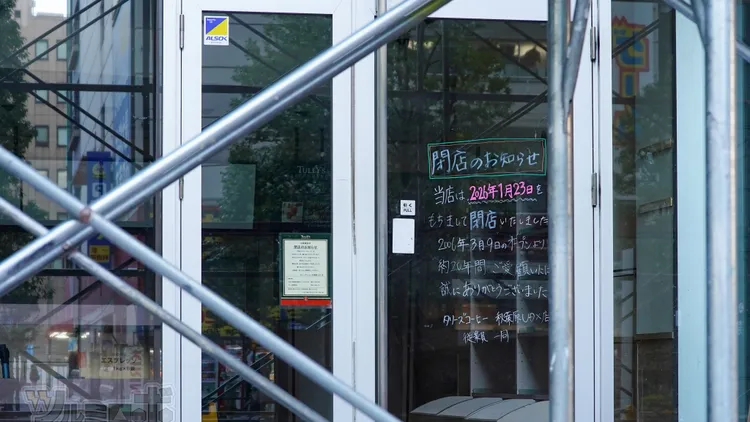 事件引發熱議後，TULLY'S COFFEE已移除日文以外的公告。翻攝自X