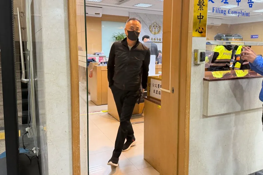 蕭男胞弟蕭漢彬以200萬元交保，雙手插口袋快步離去。讀者提供