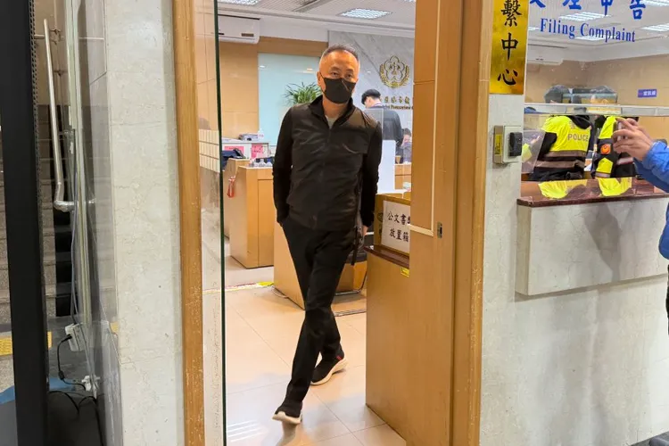 蕭男胞弟蕭漢彬以200萬元交保，雙手插口袋快步離去。讀者提供