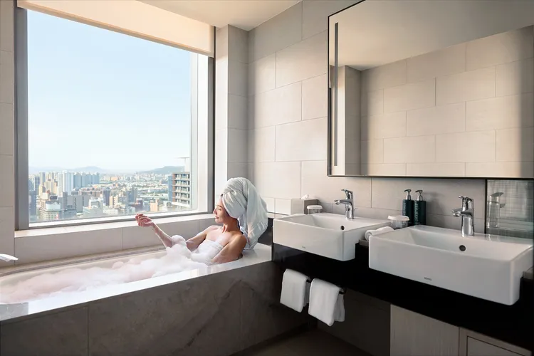 旅客可於客房內以泡澡儀式放鬆身心，透過香氛與溫熱水感，為新的一年創造屬於自己的療癒時刻。新板希爾頓酒店提供