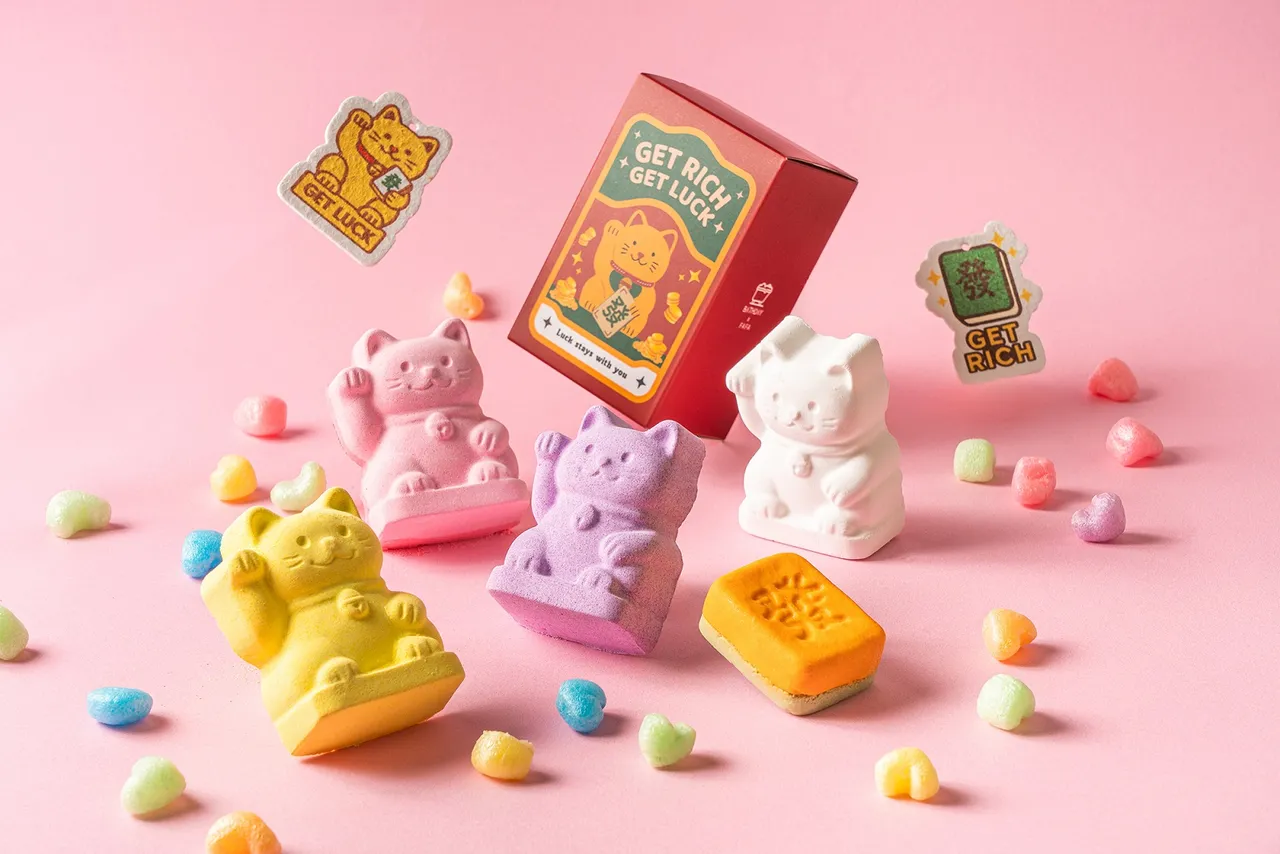 入住即贈驚喜盲盒泡澡球禮盒，延續BATHDAY療癒系造型設計，融入招財貓與發字麻將等好運元素，呼應新春轉運主題。新板希爾頓酒店提供