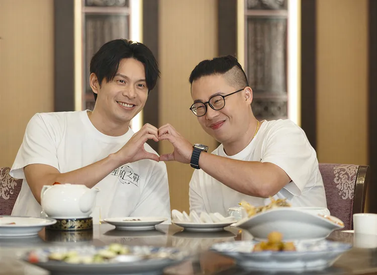 姚淳耀（左）與名廚鄭淳豪首度搭檔，2人比心示愛。華視提供