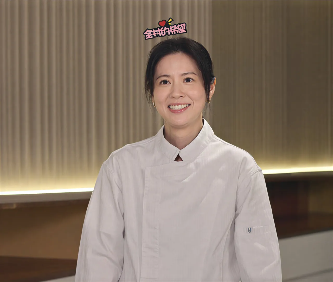 林予晞戴上梳化组送给她的「全村的希望」发夹，既幽默又可爱。华视提供