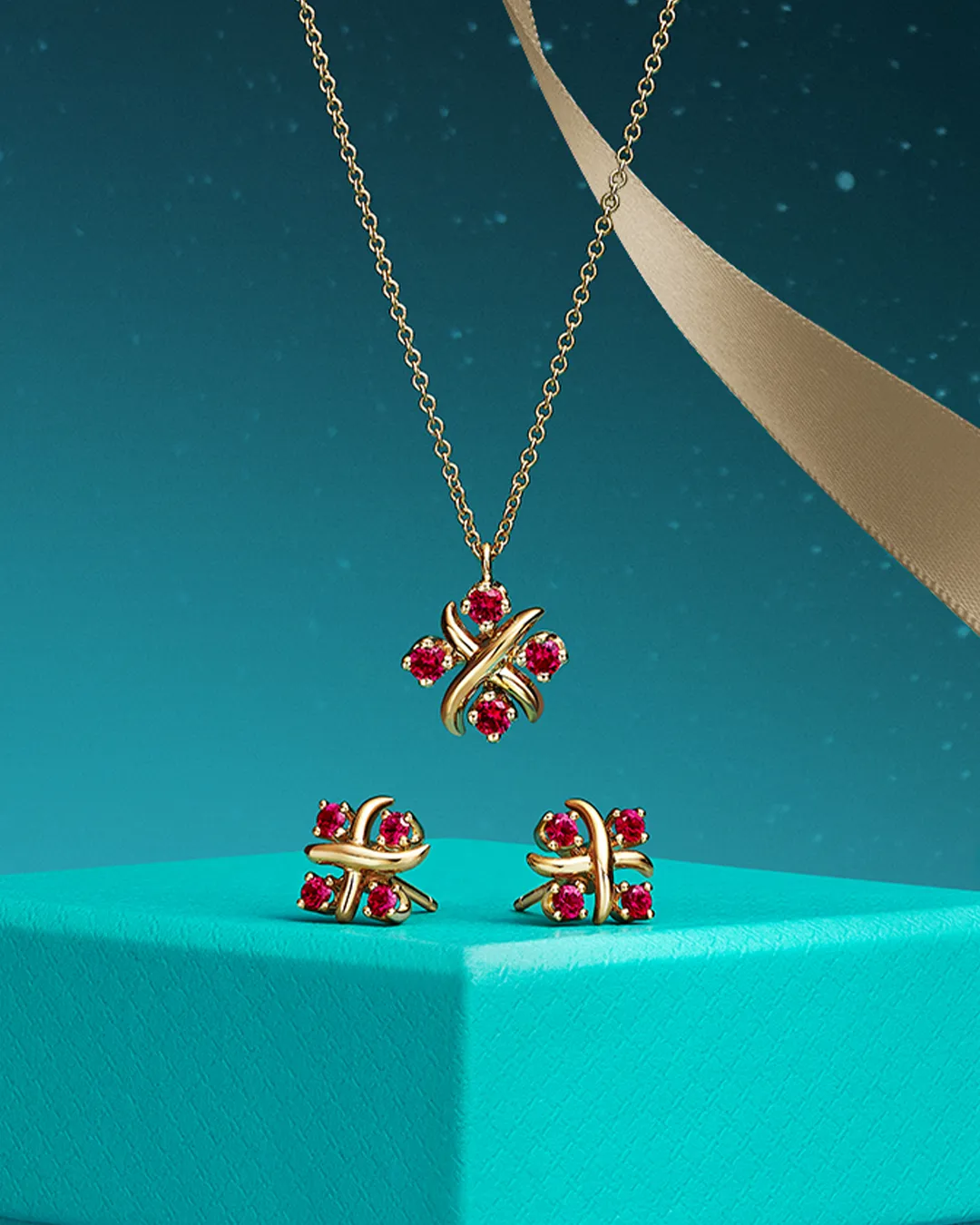 Sixteen Stone by Tiffany 16石18K黄金镶嵌红宝石链坠及耳环。品牌提供