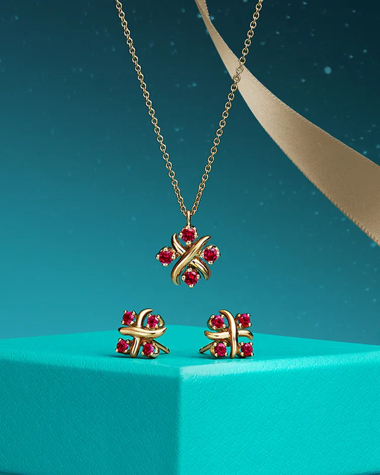 Sixteen Stone by Tiffany 16石18K黃金鑲嵌紅寶石鍊墜及耳環。品牌提供