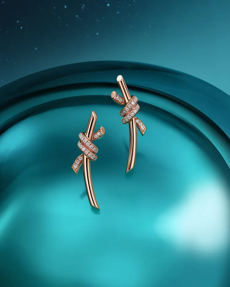 Tiffany Knot玫瑰K金鋪鑲鑽石耳環。品牌提供