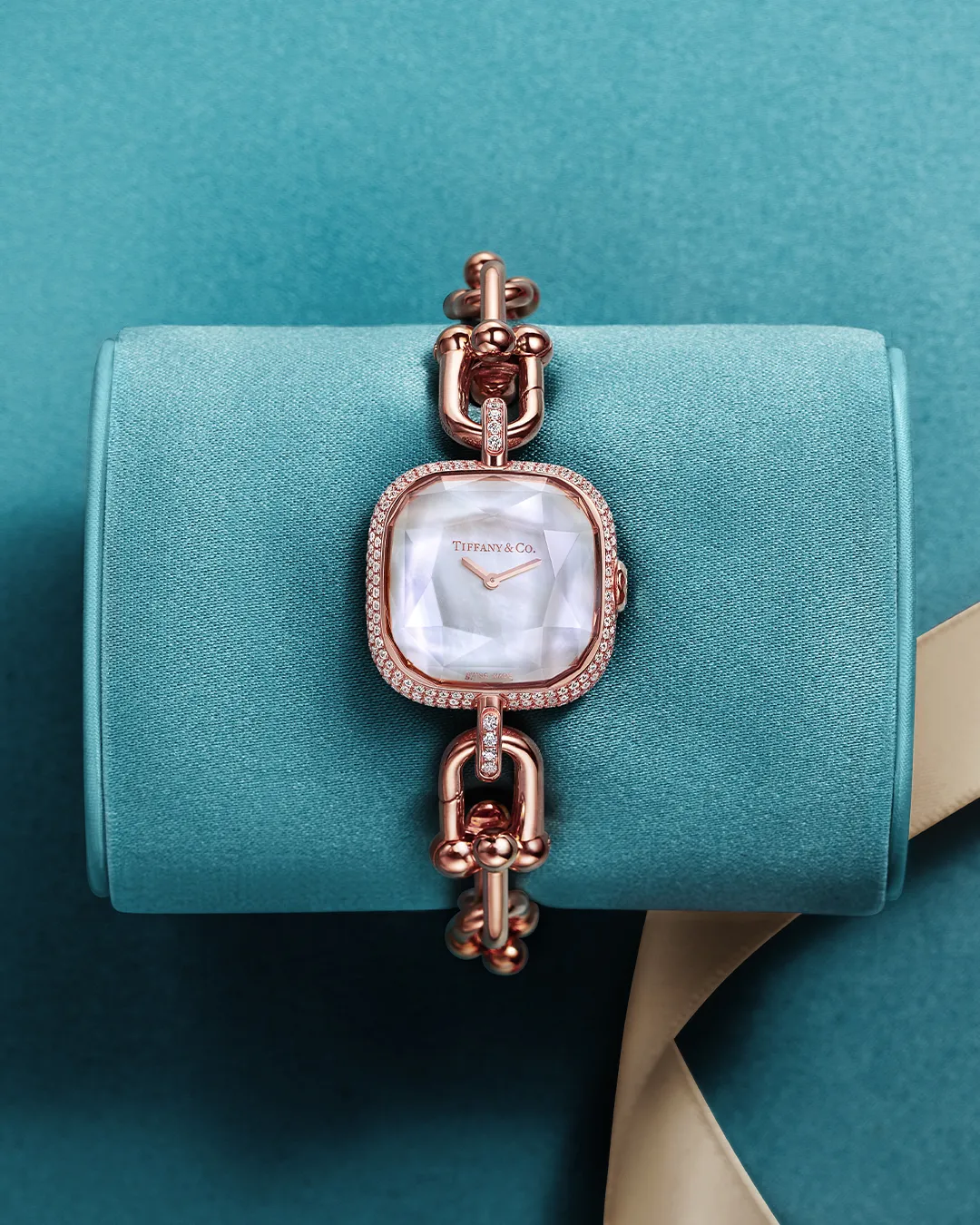 Tiffany HardWear 18K玫瑰金镶嵌钻石腕表24.5 mm搭载珍珠母贝表面，高效能石英机芯。品牌提供