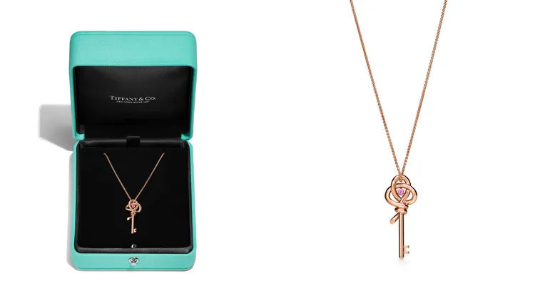 Tiffany Knot迷你鑰匙鍊墜，18K玫瑰金鑲嵌粉紅藍寶石。品牌提供