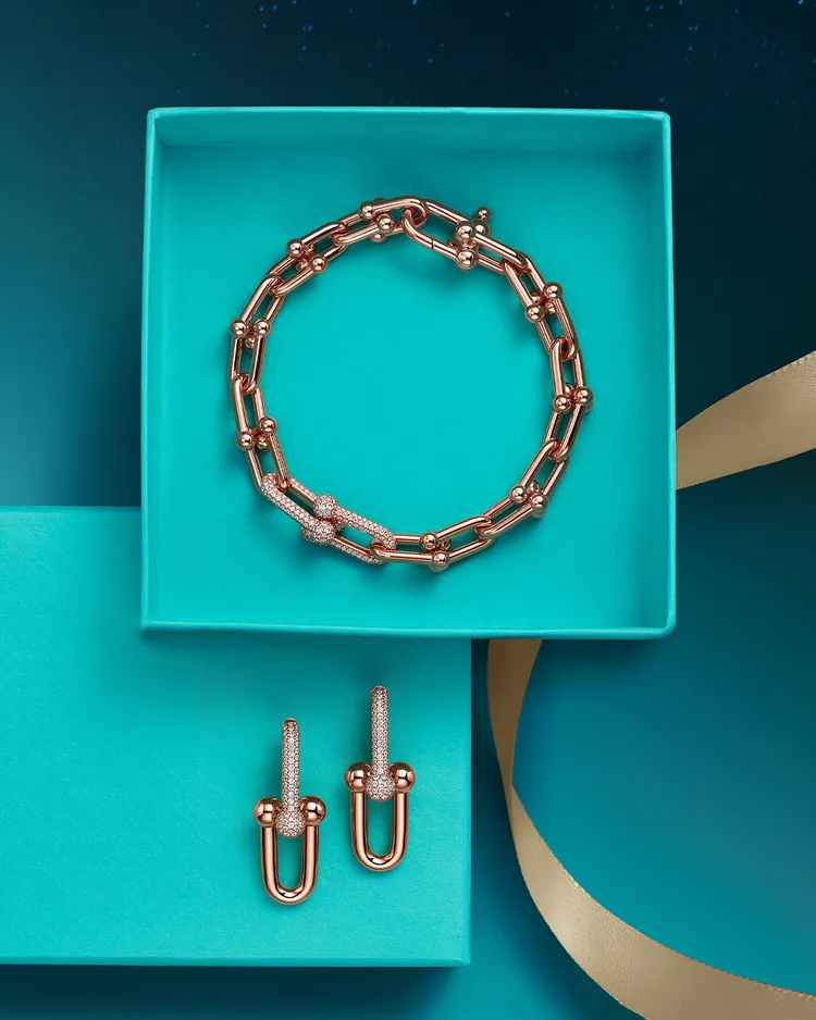 Tiffany HardWear 18K玫瑰金鑲嵌鑽石手鍊 （中型款）及耳環（大型款）。品牌提供