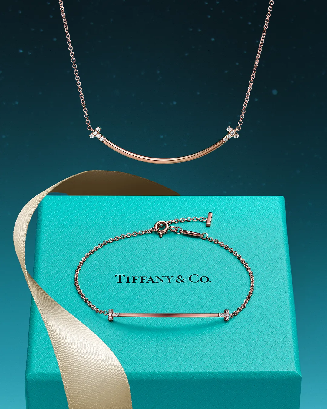 Tiffany T Smile玫瑰K金镶嵌钻石项链与手链（小型款）。品牌提供