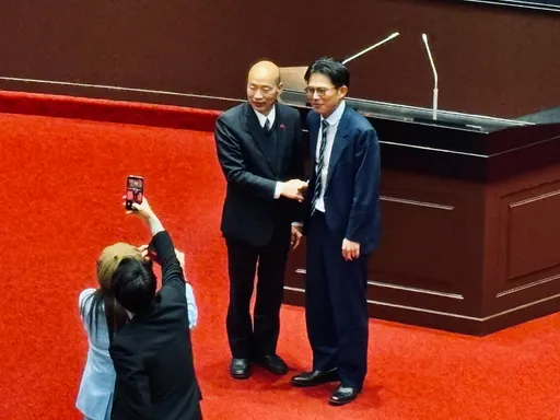 直擊｜畢業快樂！藍委瘋搶跟「戰神」黃國昌合照　韓國瑜也來啦