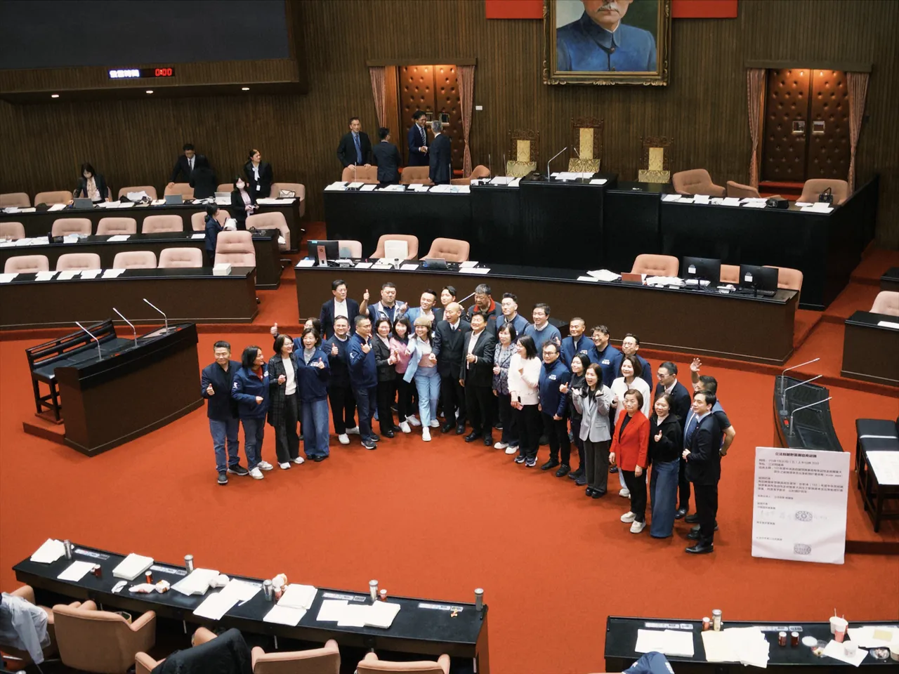 立法院長韓國瑜、民眾黨立委、國民黨立委合影。邱筠媜攝