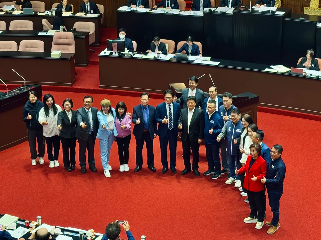 本會期會下句點，民眾黨團總召黃國昌、國民黨團總召傅崐萁等人合影。邱筠媜攝