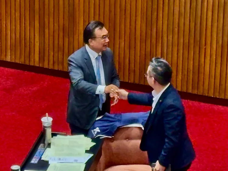 民眾黨立委林國成與國民黨立委黃健豪握手致意。邱筠媜攝