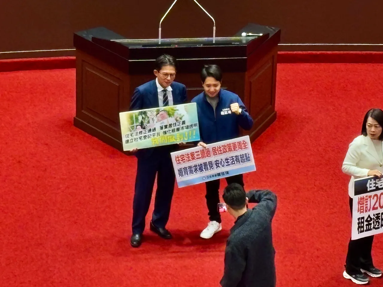 民眾黨團總召黃國昌合影、國民黨立委羅廷瑋。邱筠媜攝