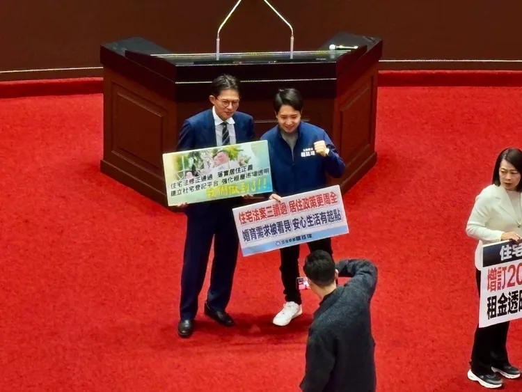 民眾黨團總召黃國昌合影、國民黨立委羅廷瑋。邱筠媜攝