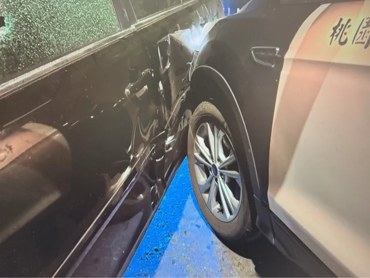 警車圍堵。中壢警分局提供