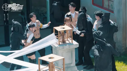 黃偉晉遭黑衣人無預警狹持　用臉接道具連滾帶爬慘摔