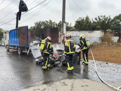 載運廢棄家電貨車冒煙起火　司機急停路邊搶救