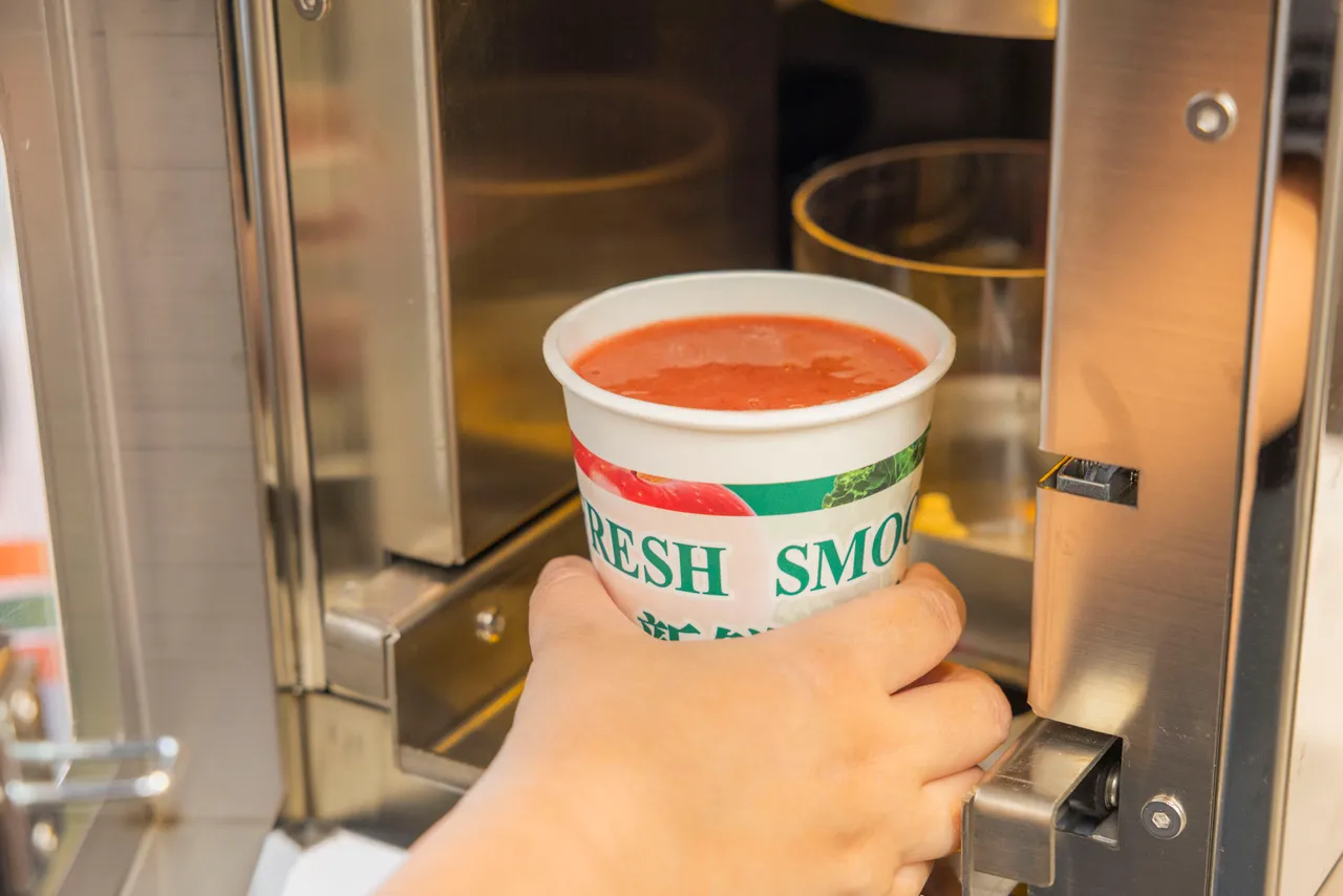 以「智能果昔机」约90秒就能喝到果昔。7-ELEVEN提供