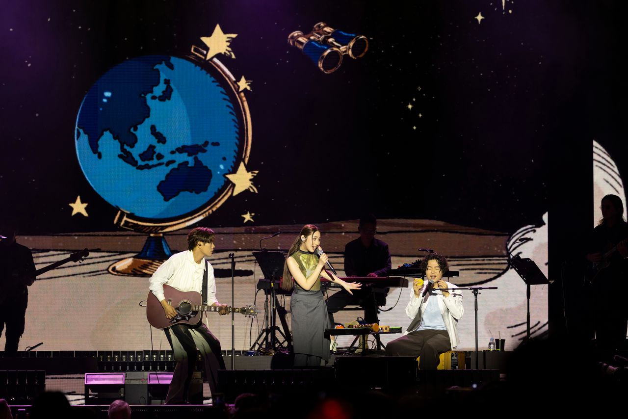 告五人新加坡才開唱就音響出包 丟麥清唱坦言:冷汗直流