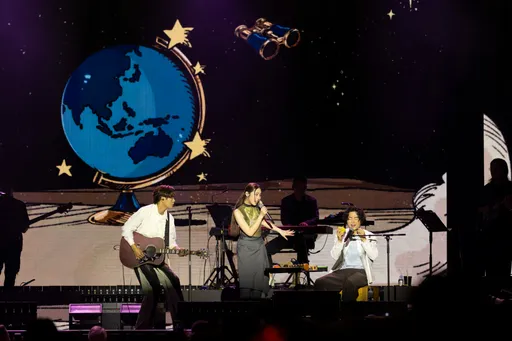 告五人新加坡才開唱就音響出包　丟麥清唱坦言：冷汗直流