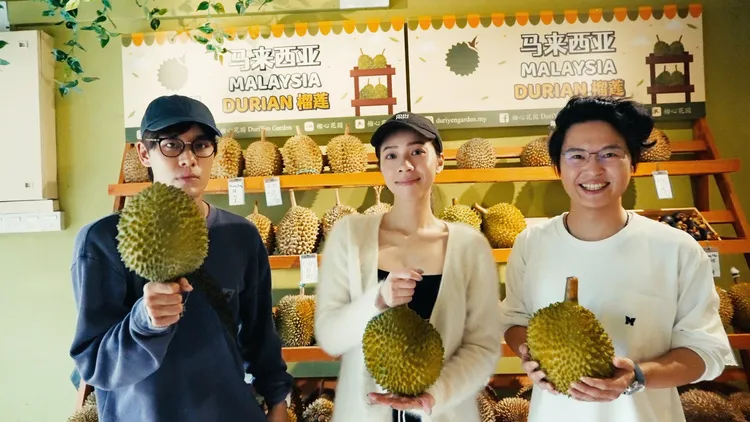 告五人在吉隆坡實現榴槤富豪的夢想。相信音樂提供