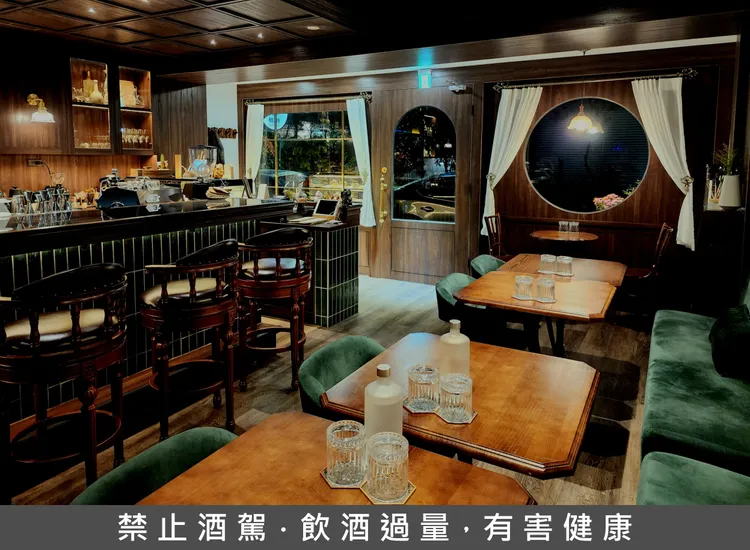 Bar Yoshi 梄時以日本大正時期的人文咖啡酒館為靈感，從午後茶飲延伸至夜晚飲酒，讓品飲成為一整天的節奏體驗。吉力酒藏提供